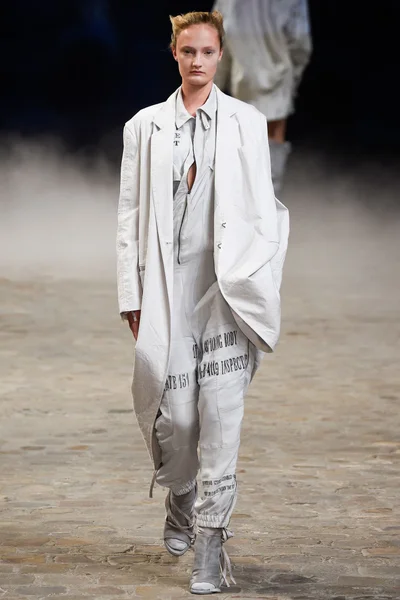 Look 16